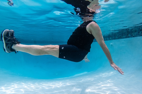 Core training in the pool with the Poolfit Water Exercise App