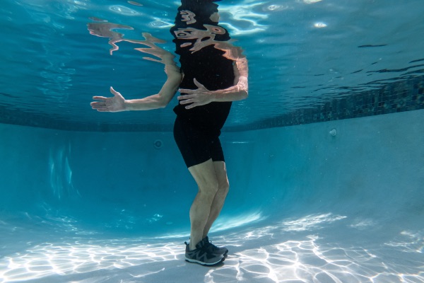 This Poolfit exercise is a core twist which targets the obliques with spinal rotation.  
